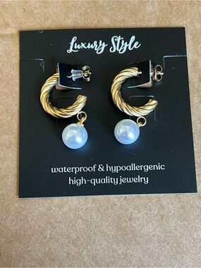 18kt Gold plated steelTwisted Hoop Earrings with White Pearl Drop